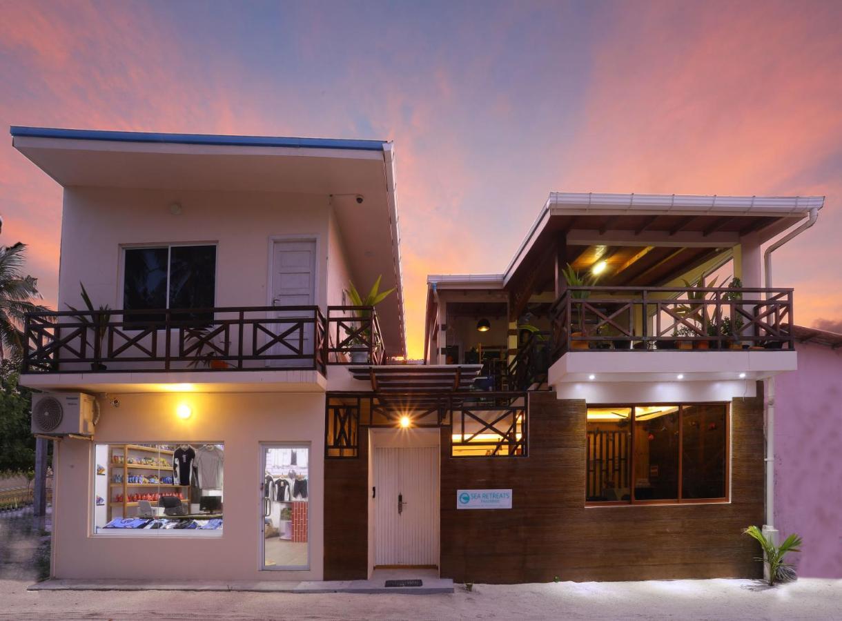 Varunula Surf Camp Thulusdhoo Exterior foto