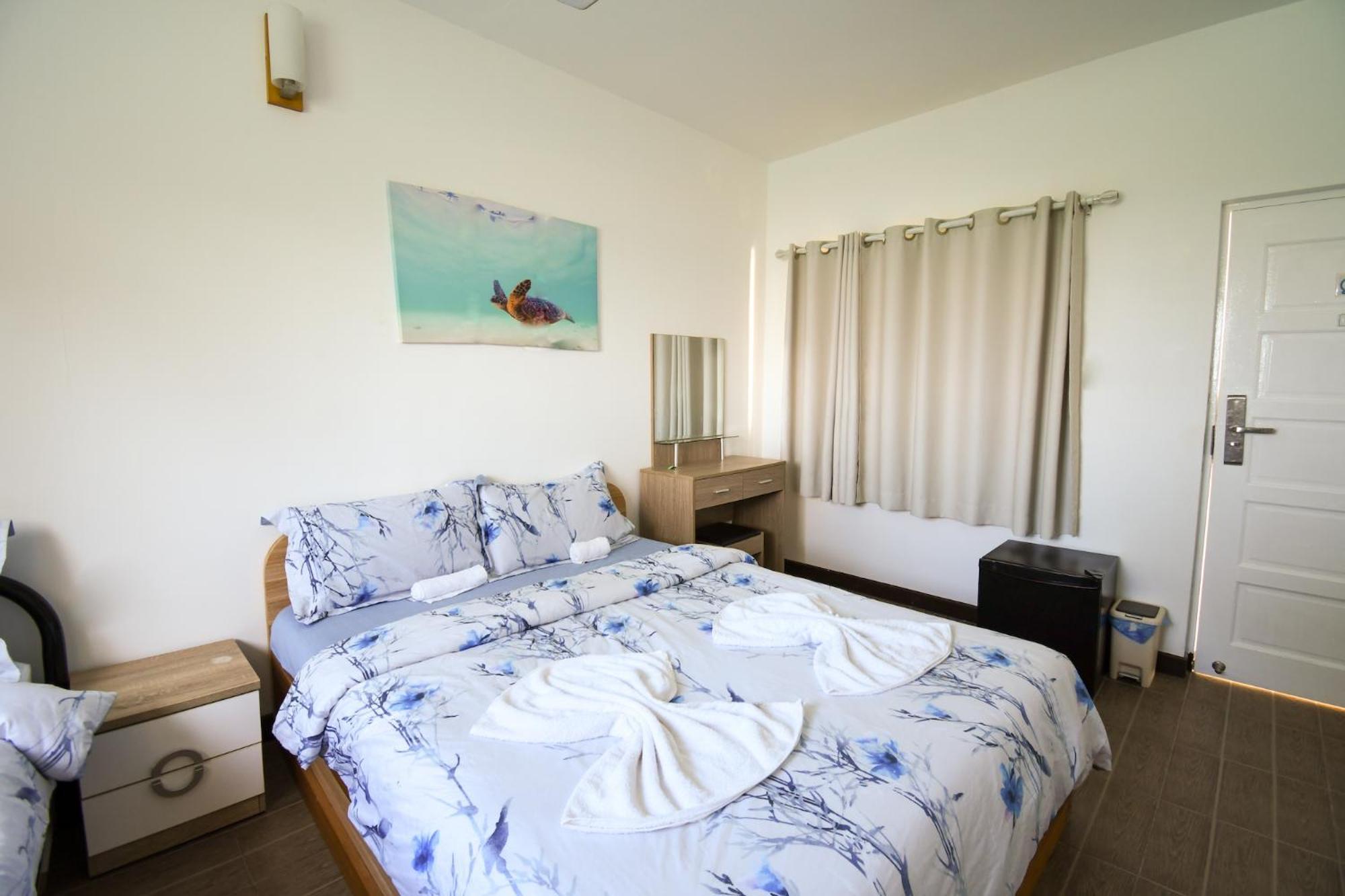 Varunula Surf Camp Thulusdhoo Exterior foto